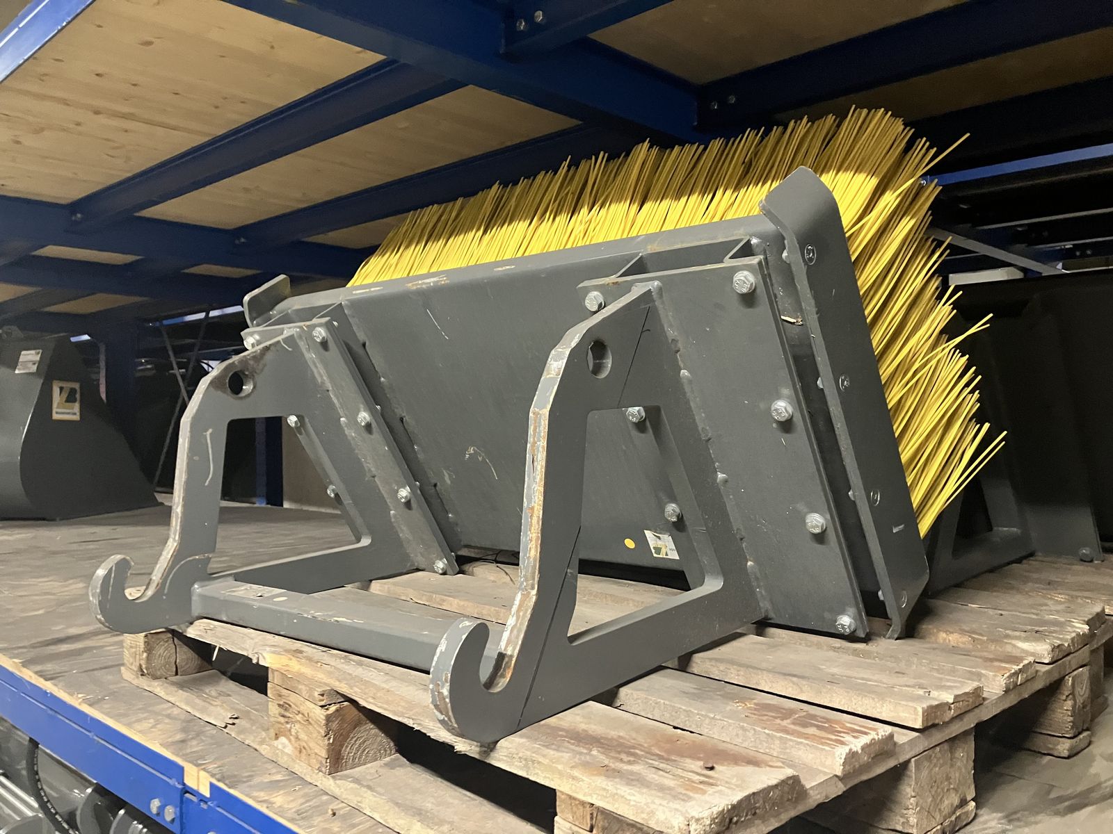Bressel & Lade Kehrbesen 1m mit Weidemann Aufnahme