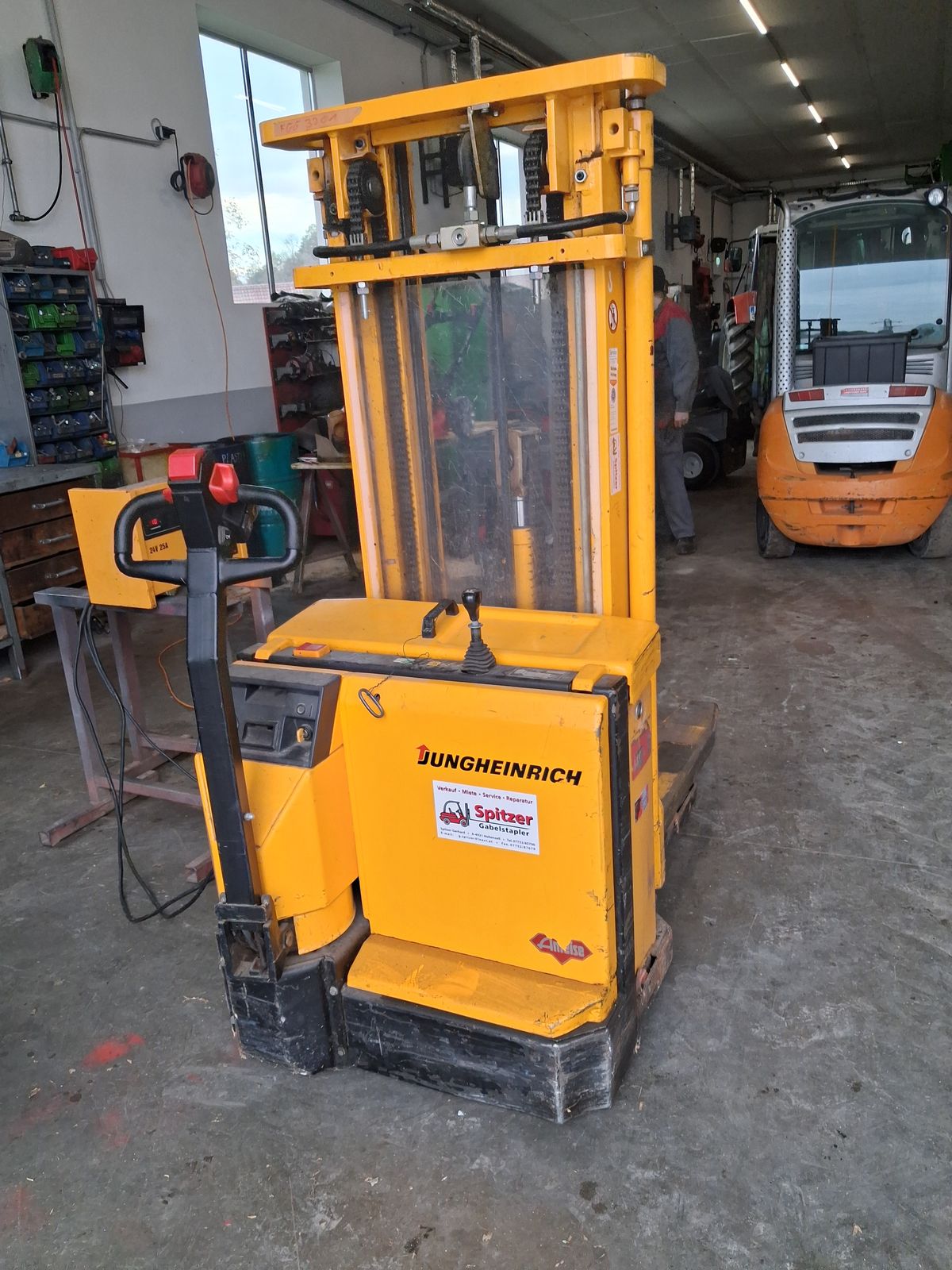 Jungheinrich Jungheinrich AMEISE, Batteriebetrieb, mit Ladege 1