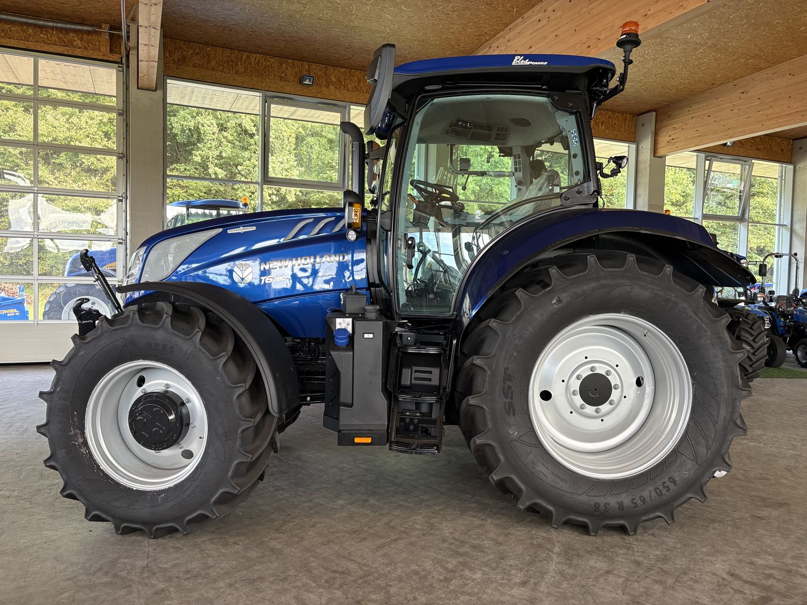 New Holland T6.180 Auto Command (Stage V) 3