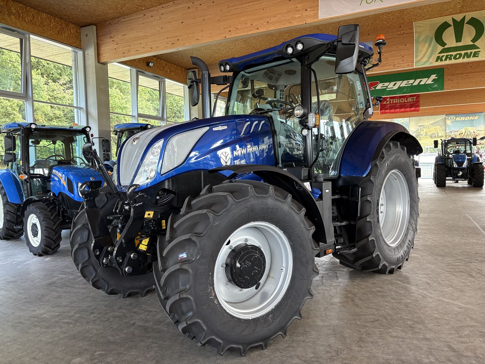 New Holland T6.180 Auto Command (Stage V) 1