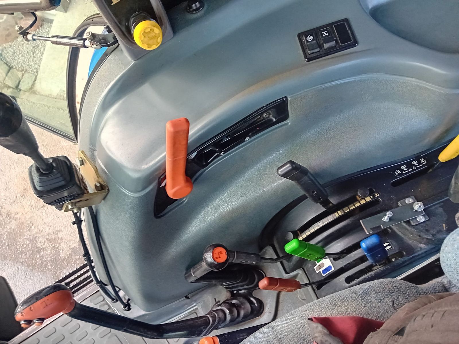 New Holland TL90A (4WD) 2