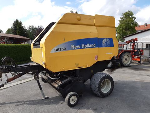 New Holland BR 750