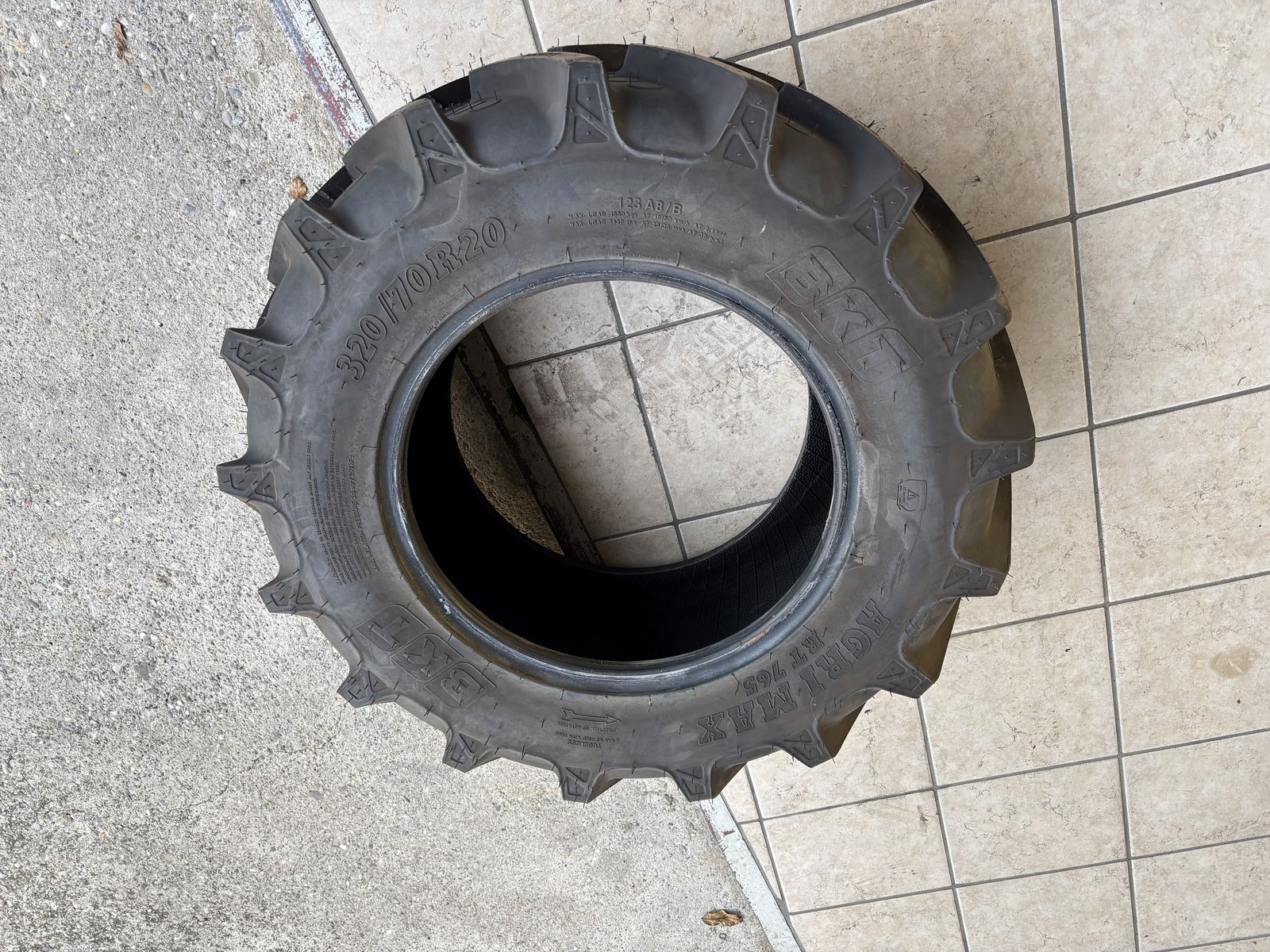 BKT 320/70R20 BKT 3