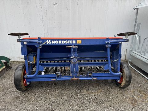 Nordsten NS 102 mit Feinsäkasten, Striegel