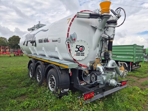 Fliegl STF 30.000 Truck-Line Dreiachs Zubringerfass 2