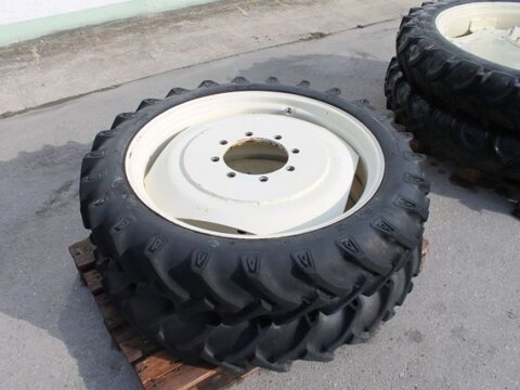 BKT 8.3-32 + KLEBER 9.5 R44 2