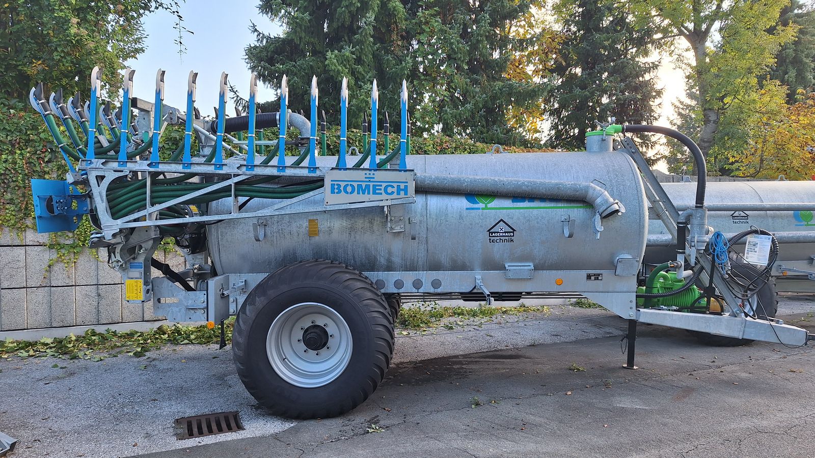 Bauer Vakuumfass V81 mit Bomech Schleppschuhverteiler 2