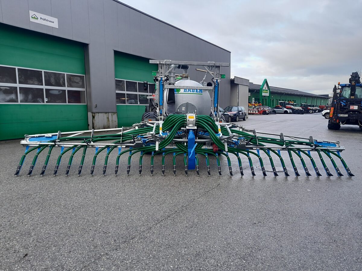 Bauer Vakuumfass V 63 mit Bomech Schleppschuhverteiler 2