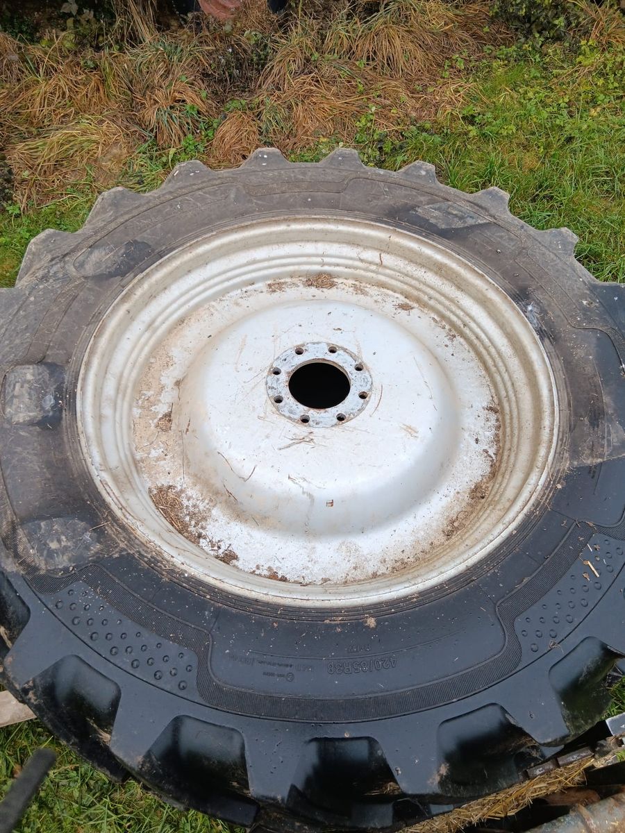 Alliance 420/85R38 und 380/70R28 3