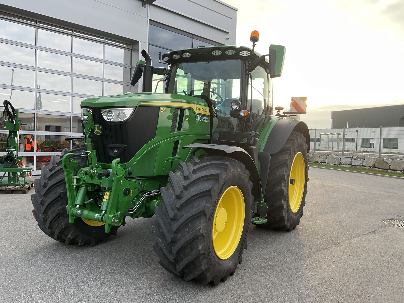 John Deere 6R 215 1
