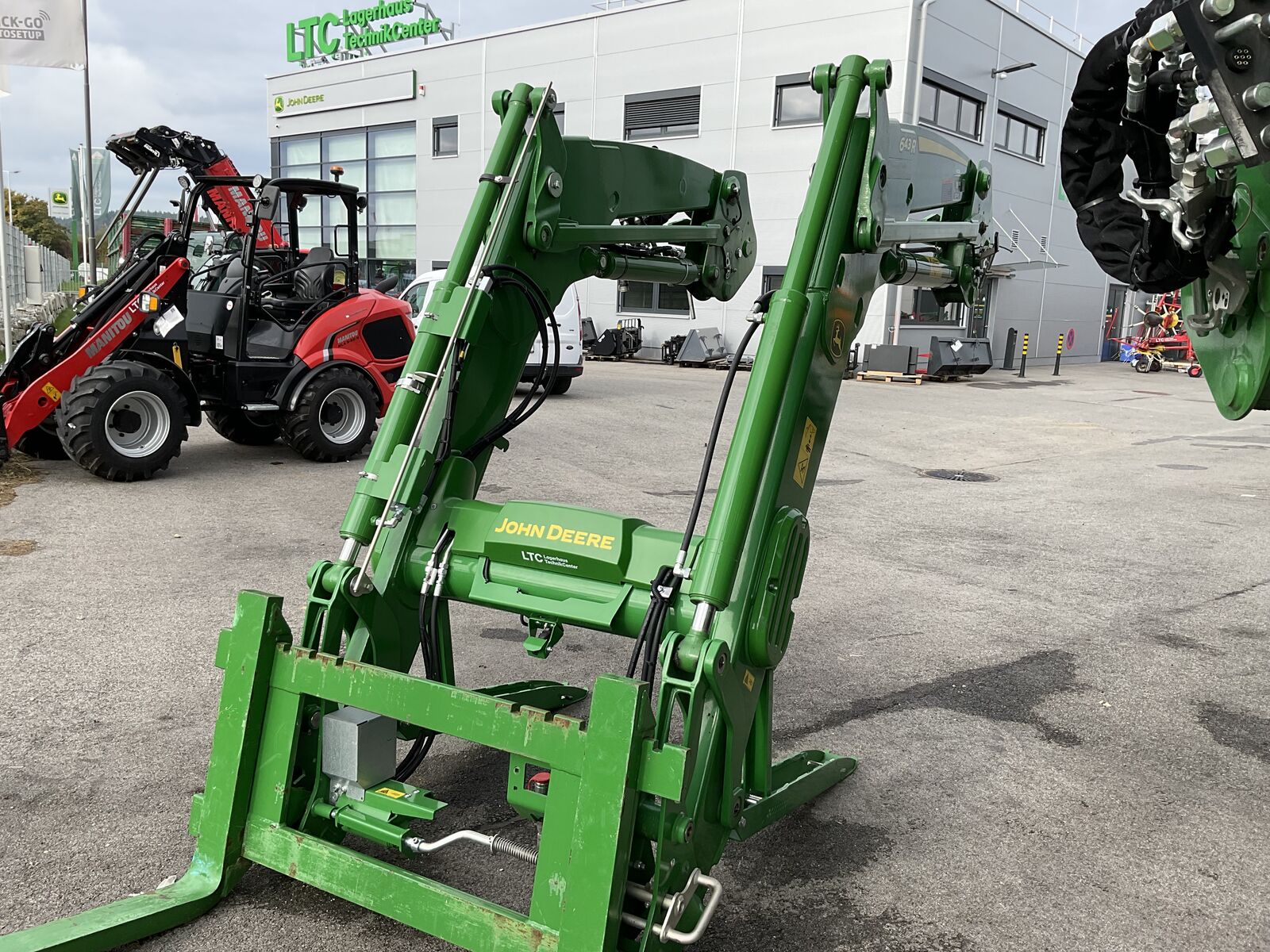 John Deere 643R Frontlader 1