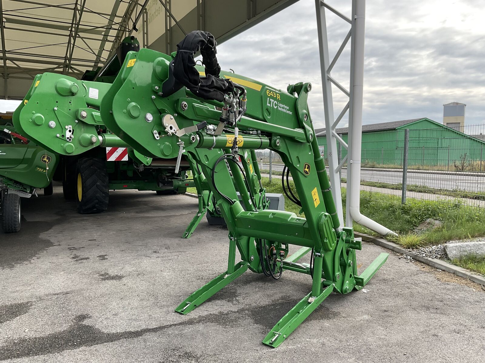 John Deere 643R Frontlader 3