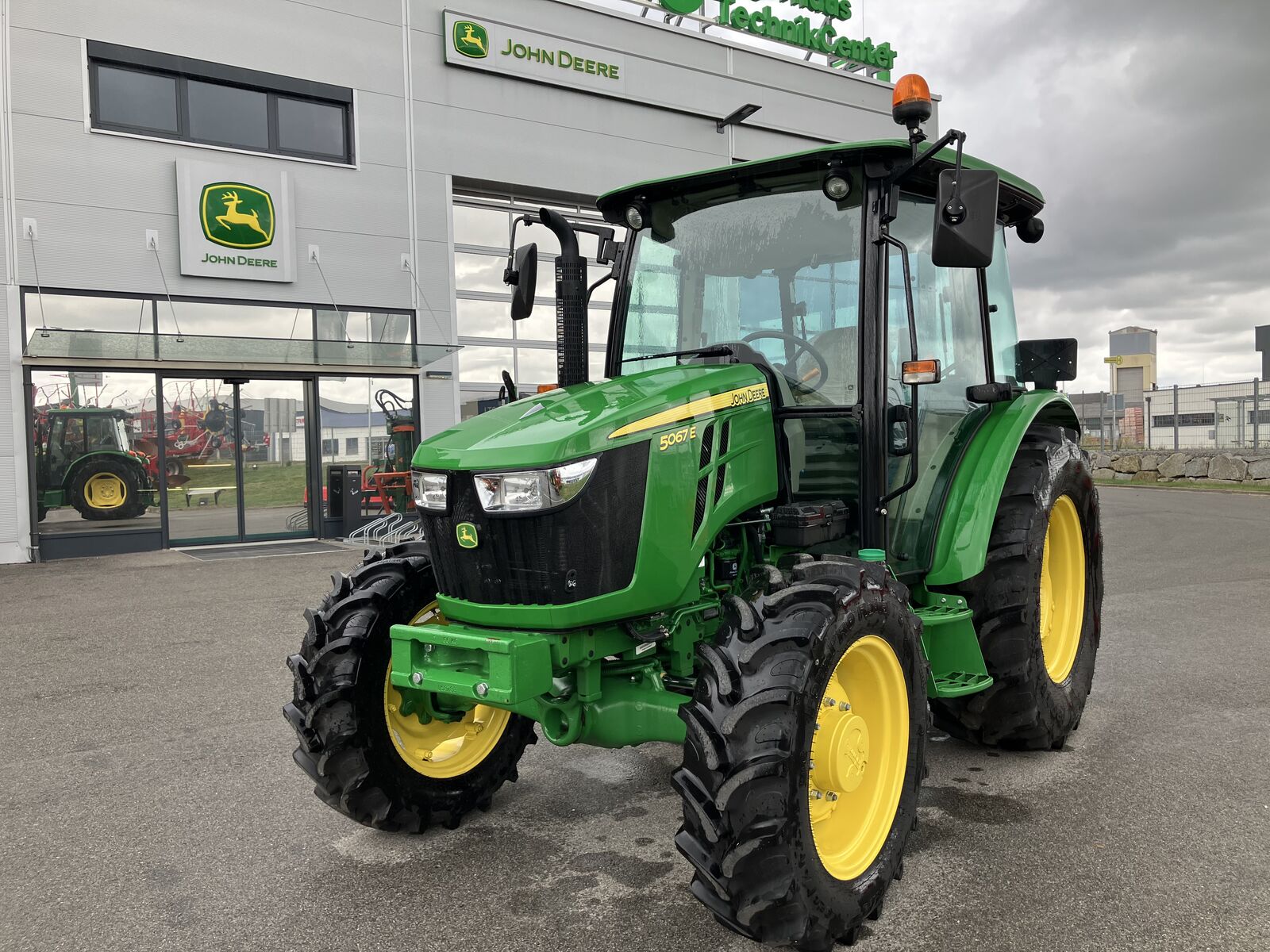 John Deere 5067E 1