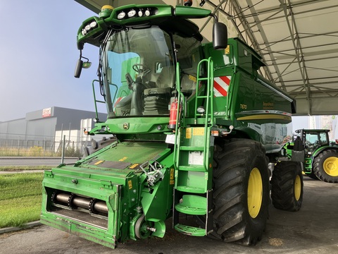 John Deere T670
