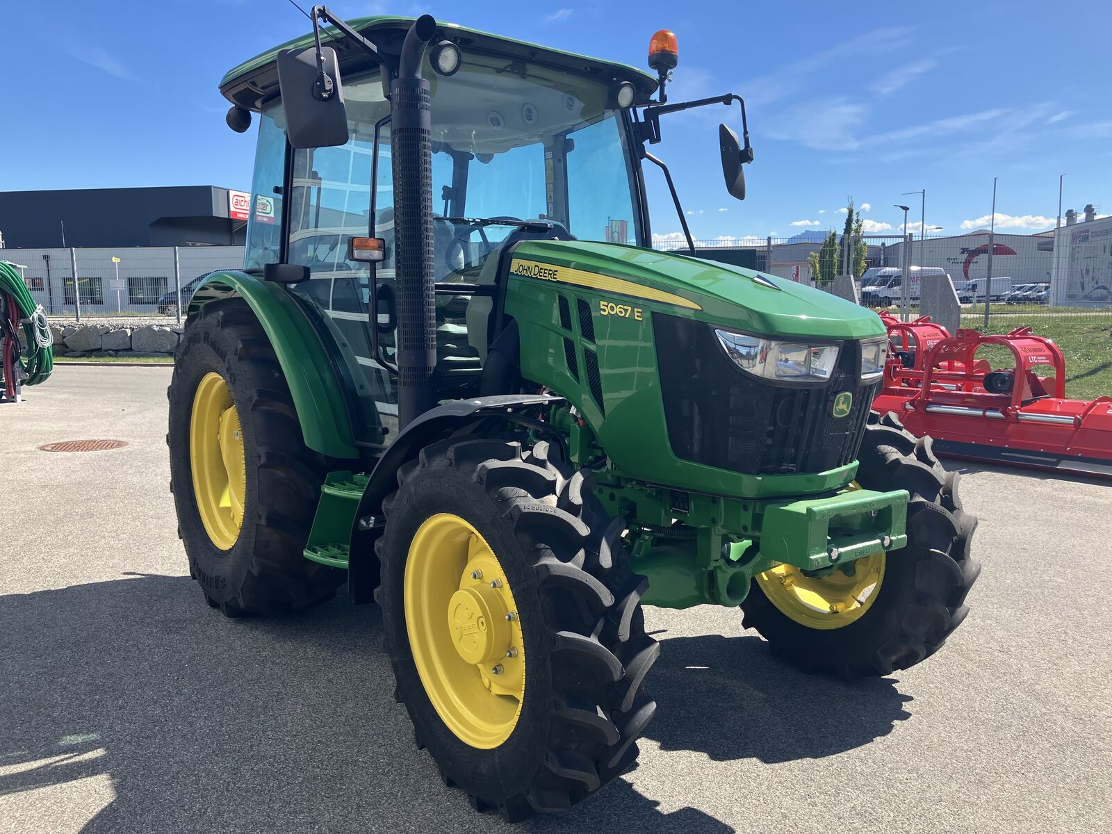 John Deere 5067E 2