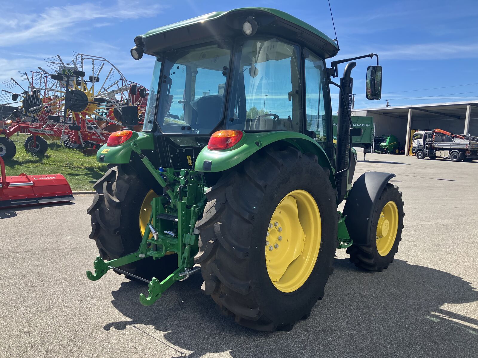 John Deere 5067E 3