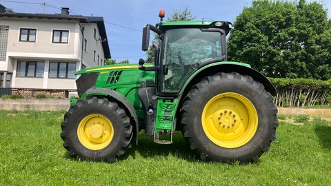 John Deere 6215R