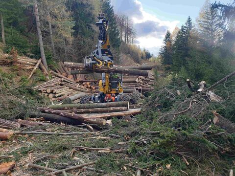 Kesla SH 20 mit Bagger Menzi Muck A71 T2
