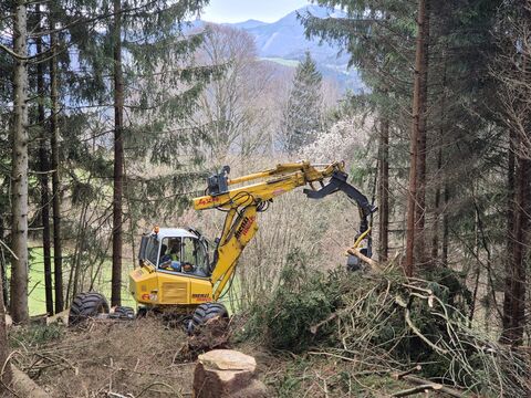 Kesla SH 20 mit Bagger Menzi Muck A71 T2