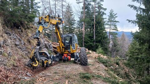 Kesla SH 20 mit Bagger Menzi Muck A71 T2