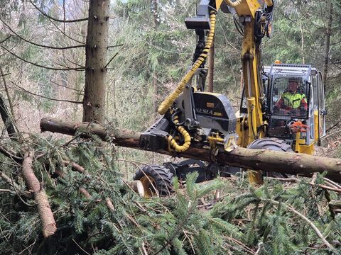 Kesla SH 20 mit Bagger Menzi Muck A71 T2