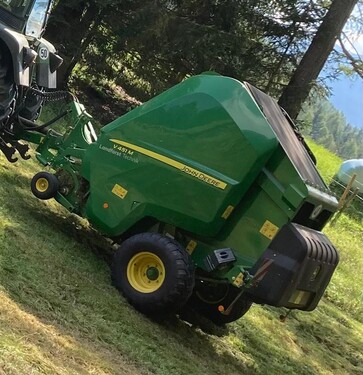 John Deere V451M