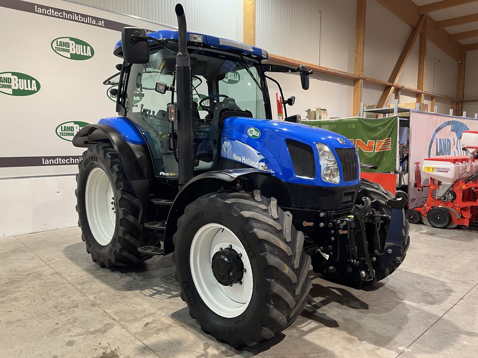 New Holland TS110A Plus 2