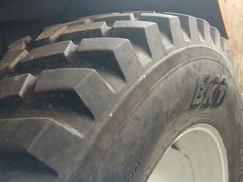 BKT Reifen 480/80-34 und 400/80-24