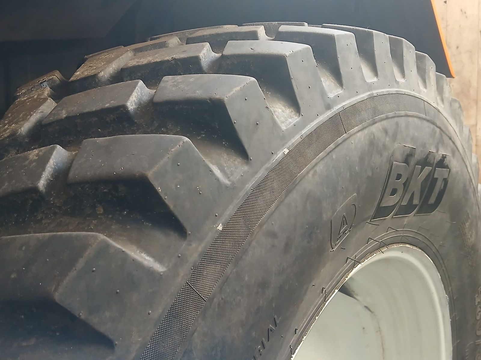 BKT Reifen 480/80-34 und 400/80-24 2