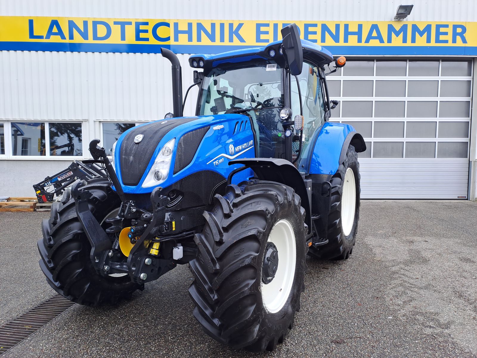New Holland T6.180 Auto Command (Stage V) 1