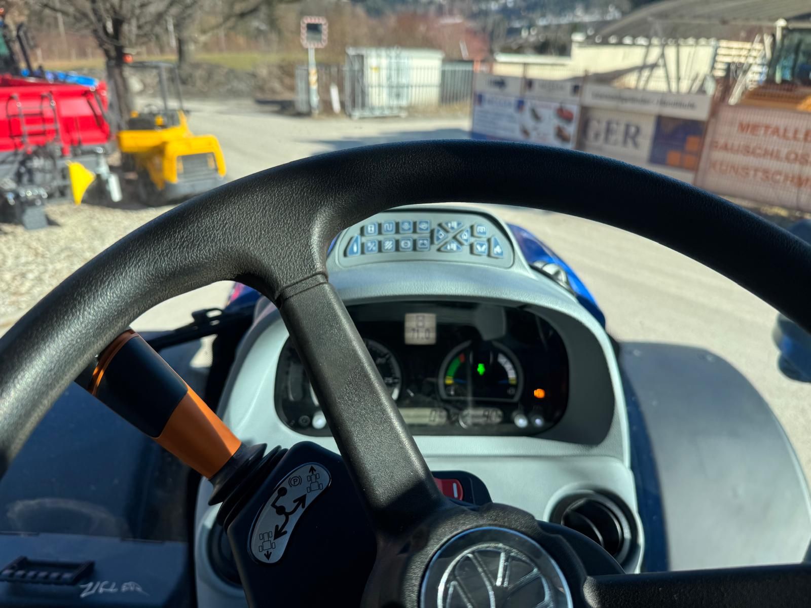 New Holland T5.110 Auto Command (Stage V) 3