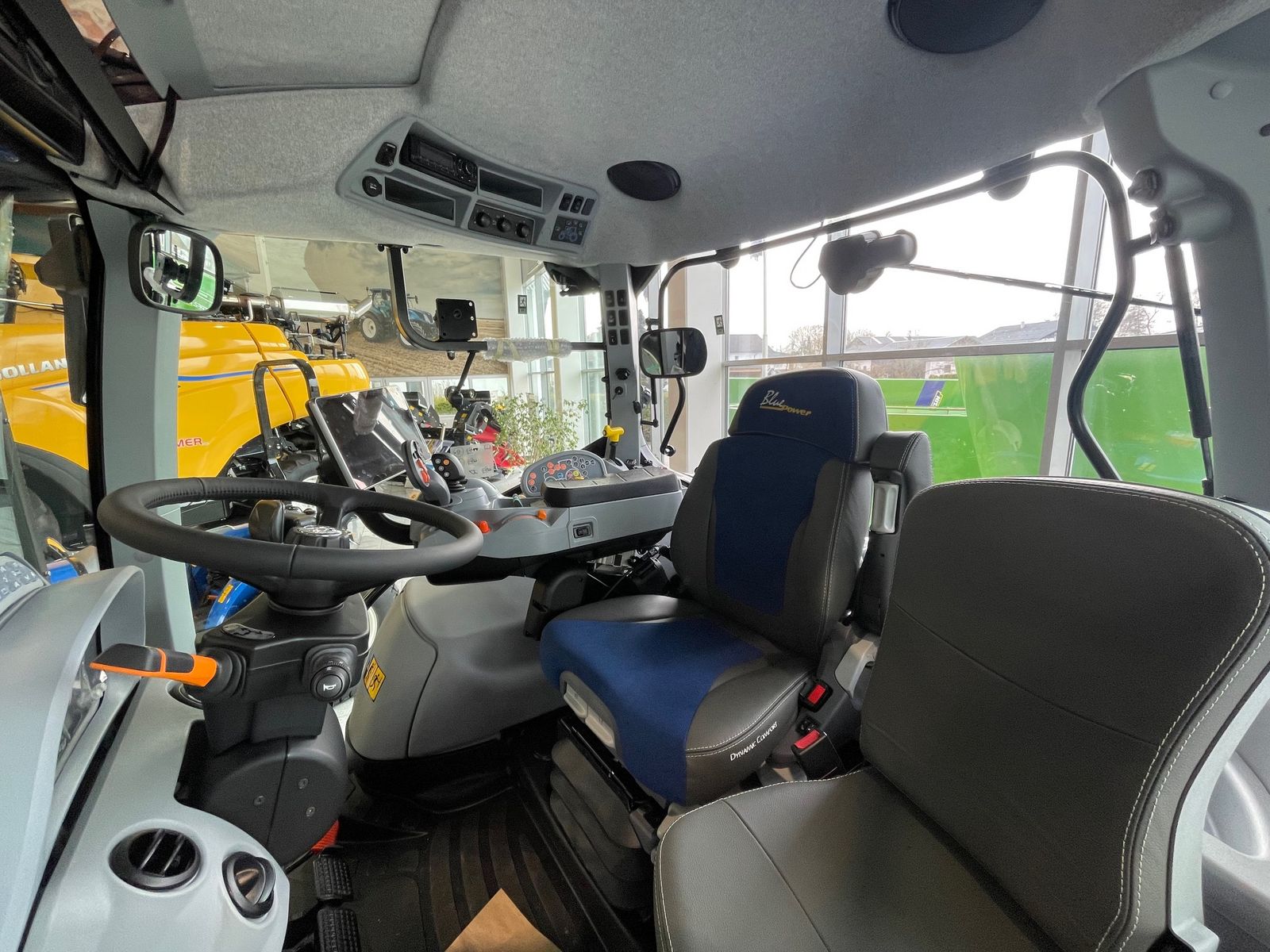 New Holland T6.180 Auto Command (Stage V) 3