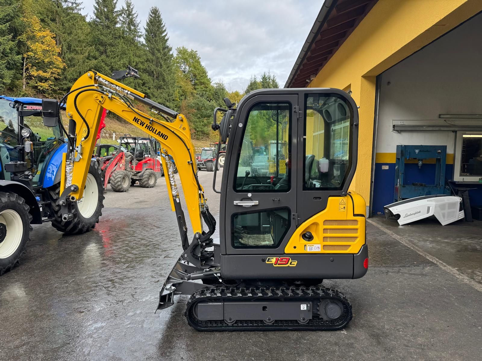 New Holland E 19C Minibagger 1