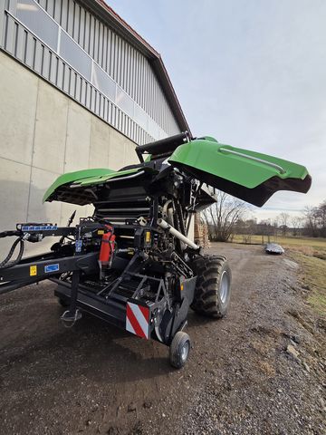 Deutz Fahr Rundballenpresse mit variabler Kammer 