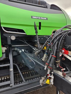 Deutz Fahr Rundballenpresse mit variabler Kammer 