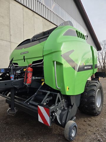 Deutz Fahr Rundballenpresse mit variabler Kammer 