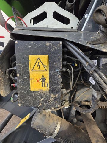 Deutz Fahr Rundballenpresse mit variabler Kammer 