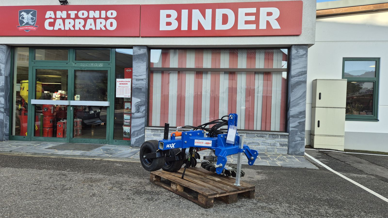 EcoLine Geräteträger mit BÄHR Roll-u.Fingerhacke 1