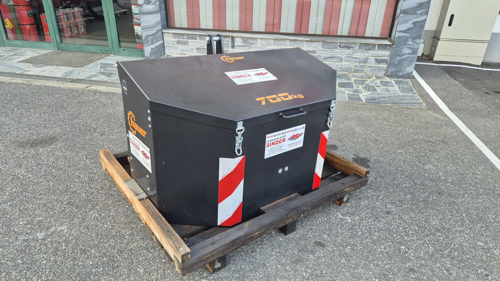 Hauer Werkzeugkiste mit 700kg Frontgewicht 2