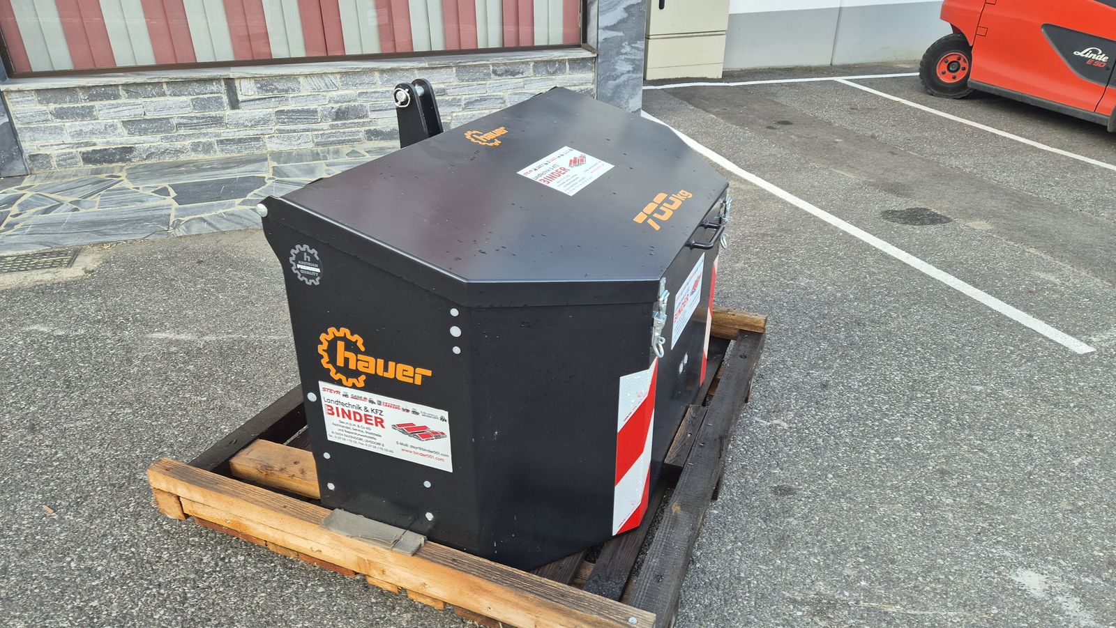 Hauer Werkzeugkiste mit 700kg Frontgewicht 3