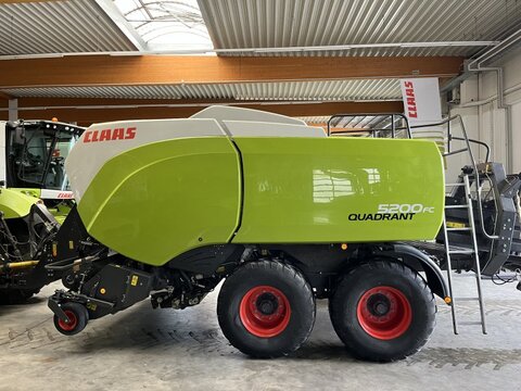 <strong>CLAAS Quadrant 5200 </strong><br />