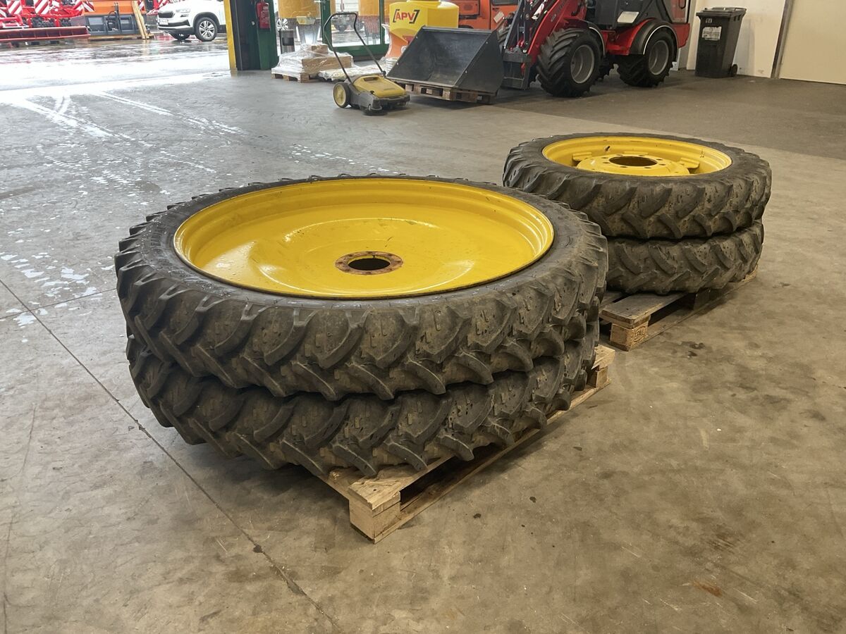 John Deere 230/95R32 und 230/95R48 3