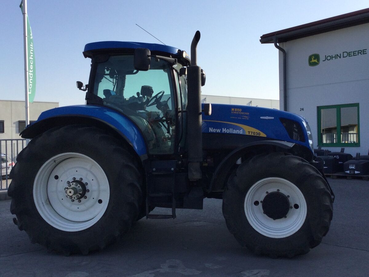 New Holland T 7030 2