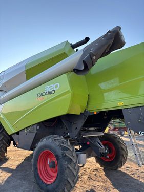 Claas Tucano 320