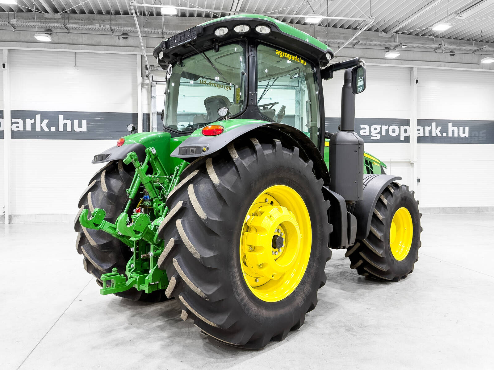 John Deere 8260R tractor, 16/5 Powershift, AutoTrac ready,  3