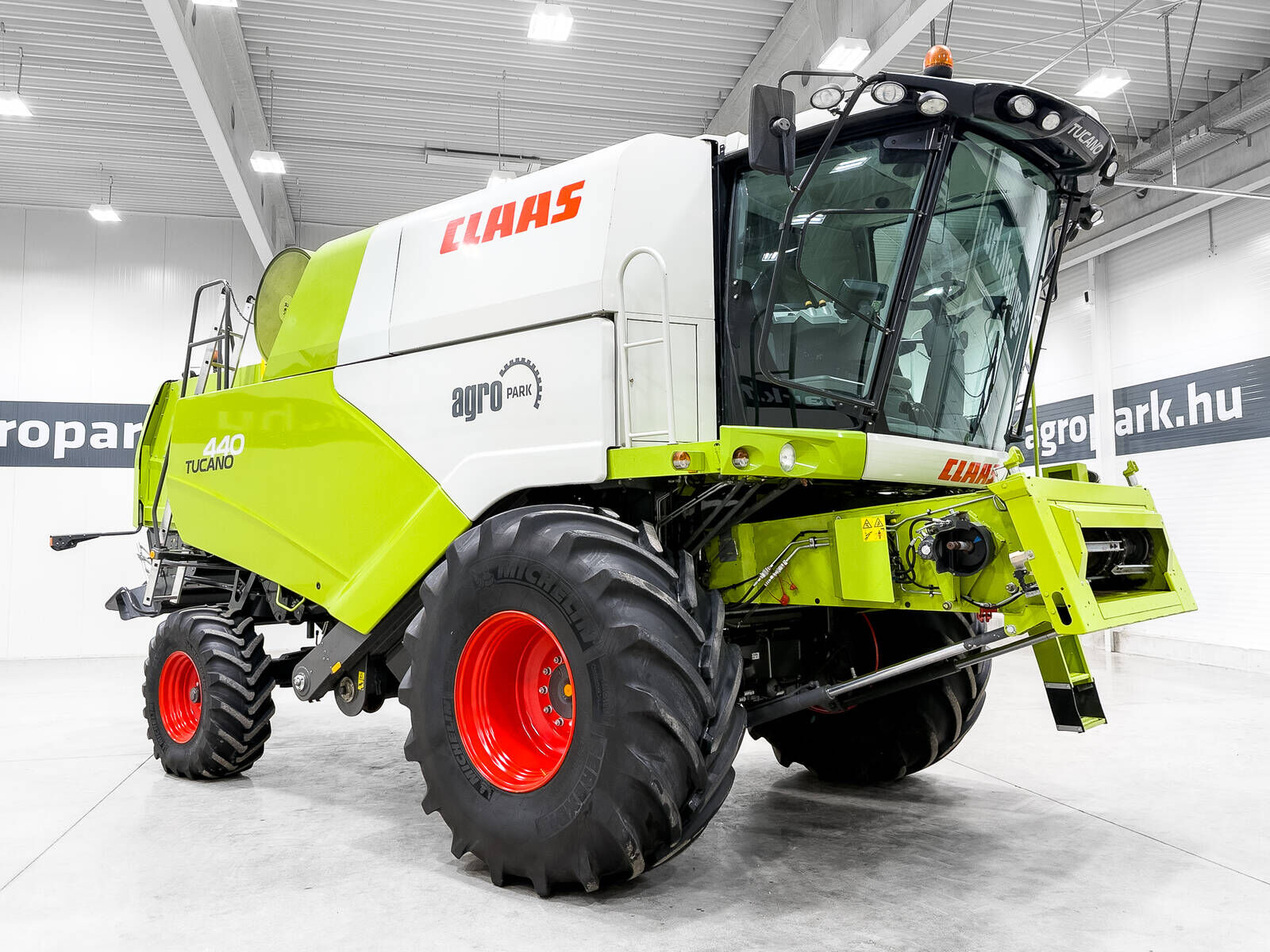 Claas Tucano 440 APS combine, with V680 6,8m header, d 3
