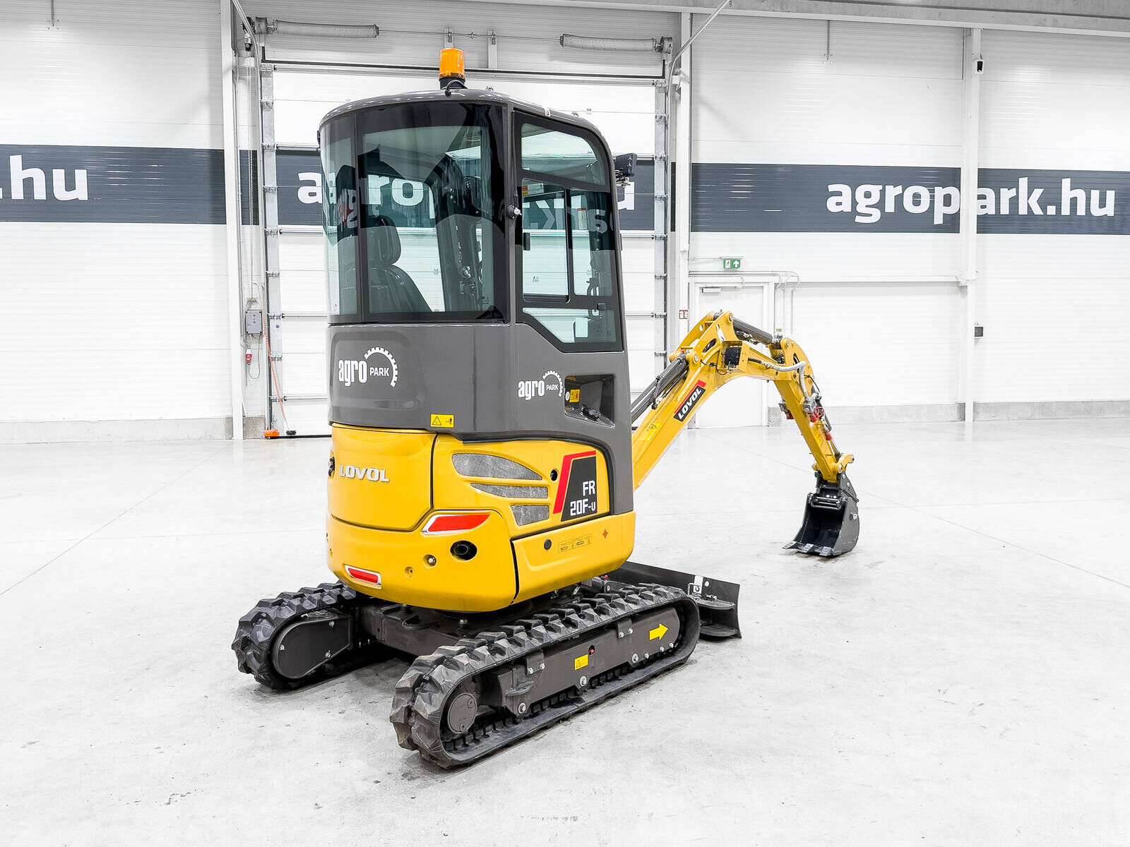 FR20F-u mini excavator, zero tail swing, Japan:  3