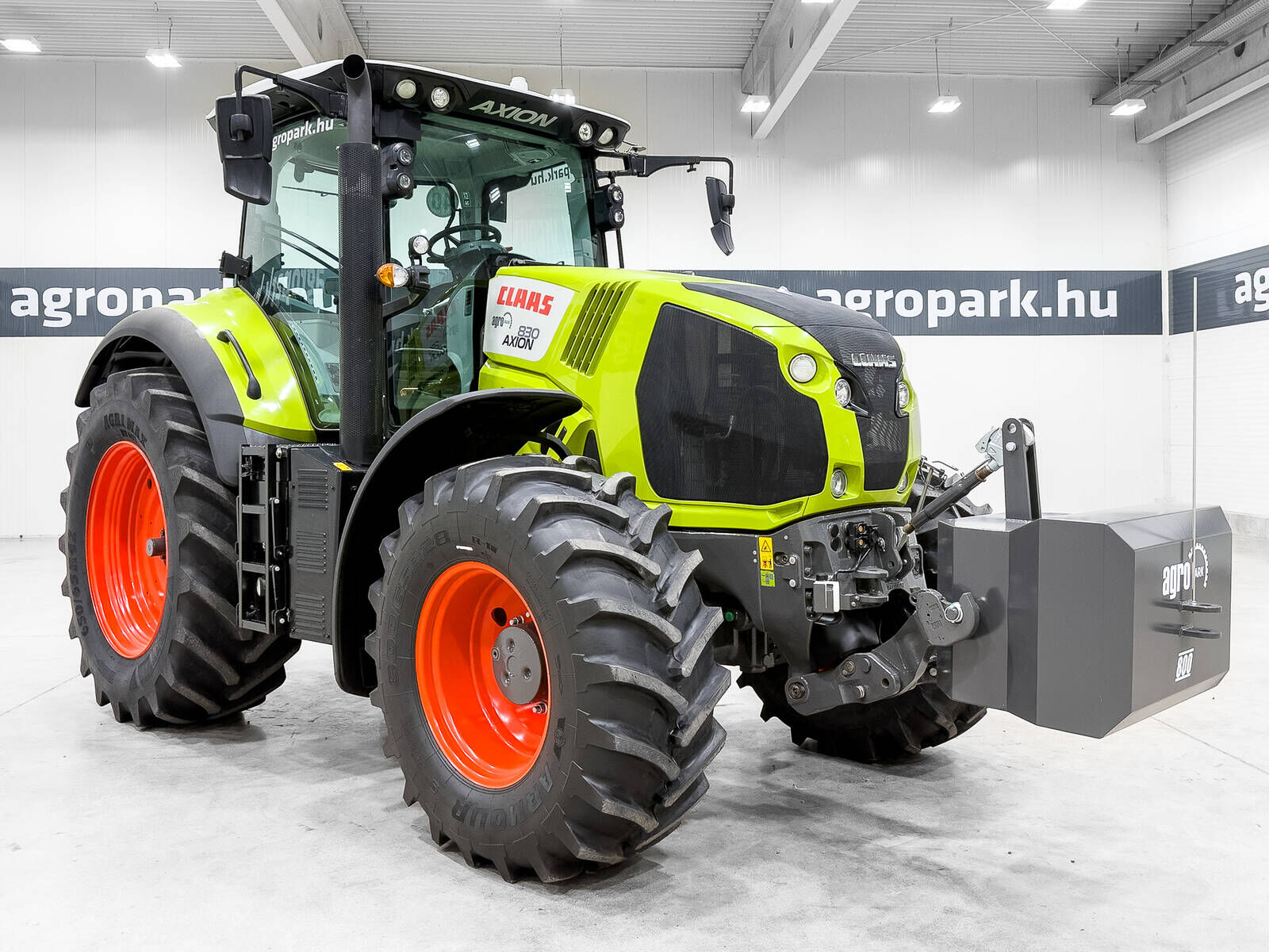 Claas Axion 830 tractor, Hexashift, front axle and cab 2