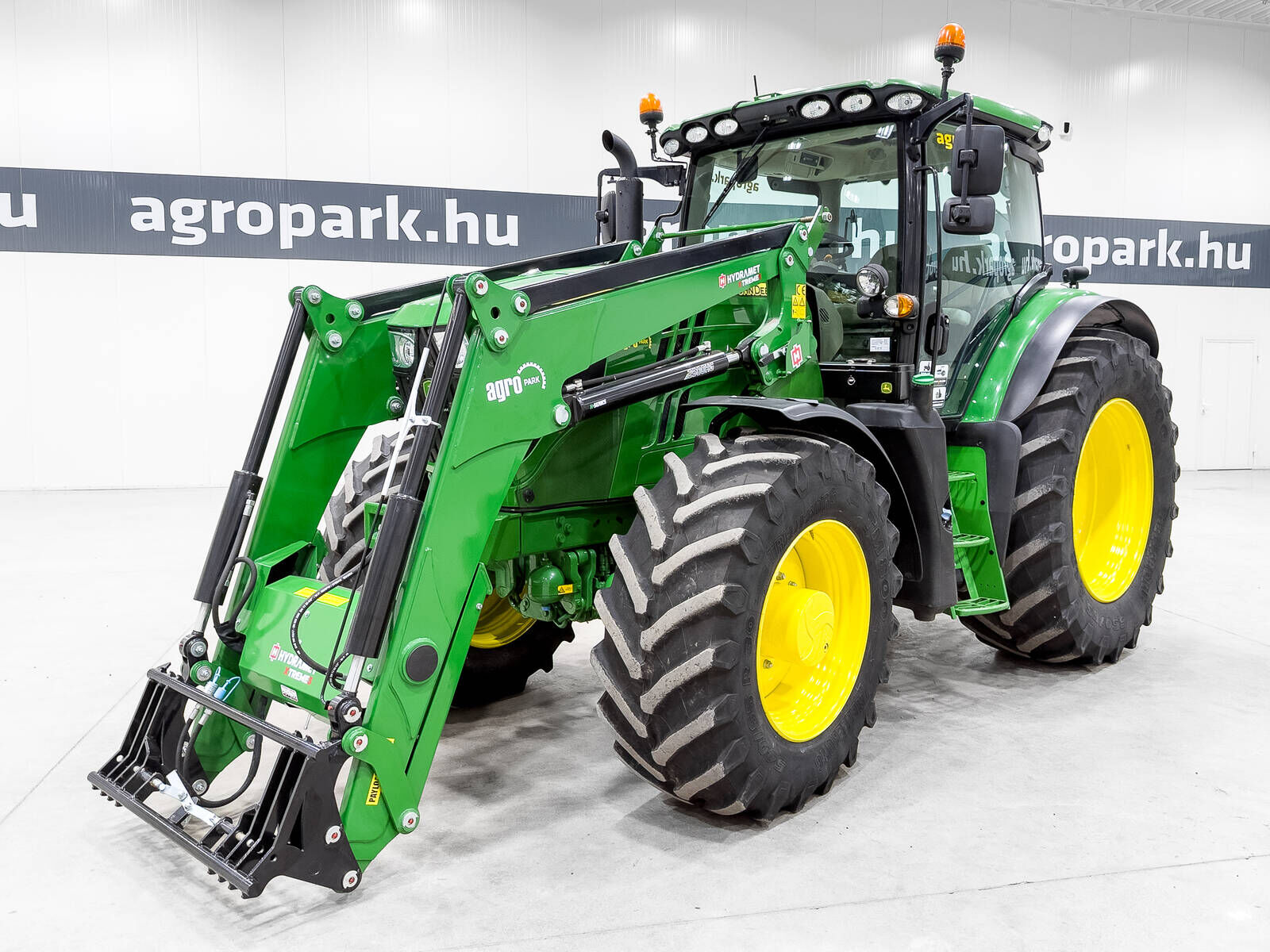 John Deere 6155R tractor, AutoQuad 50 km/h, TLS, cab susp., 1