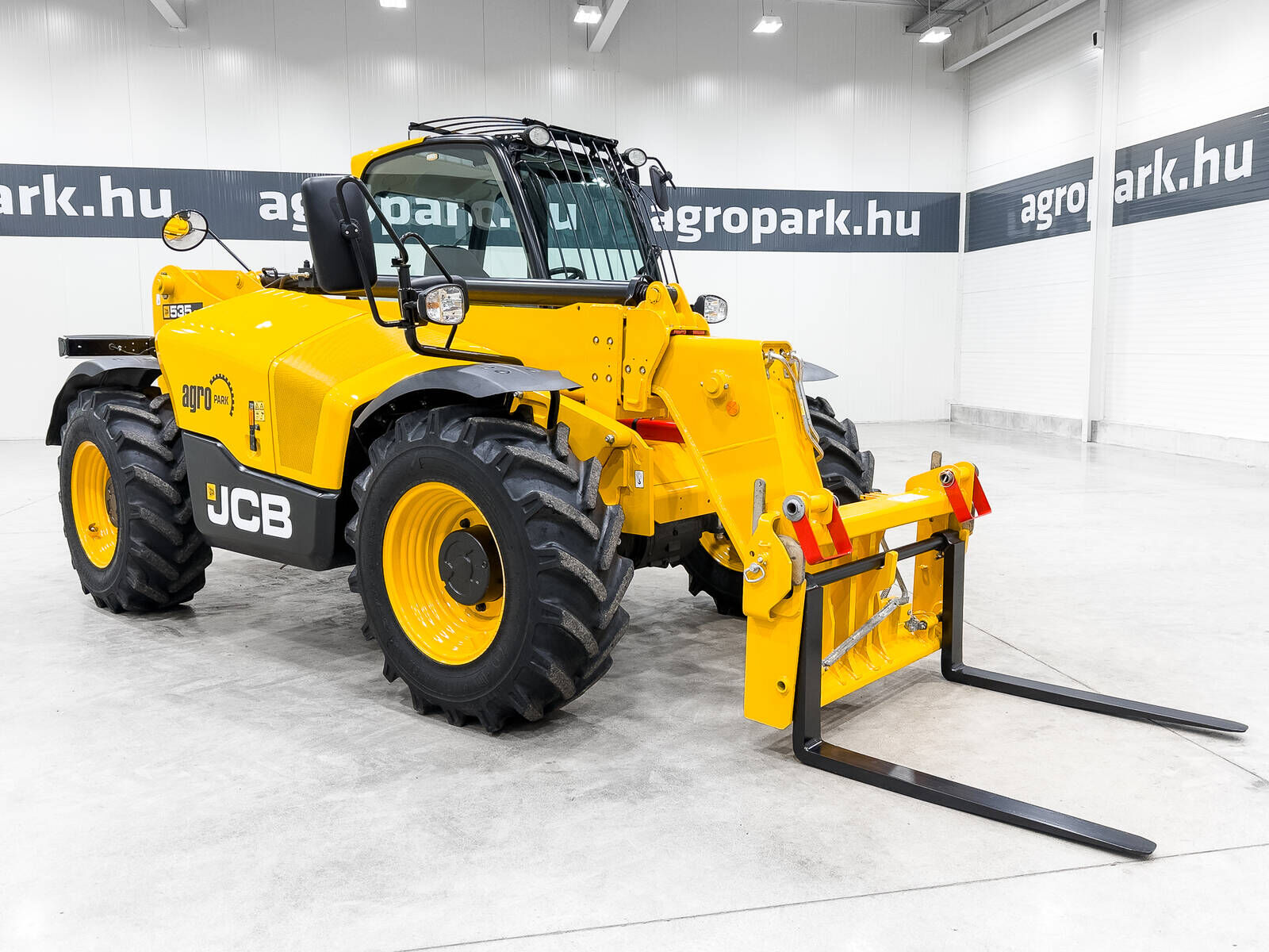JCB 535-95 telehandler with air con and Powershift g 2
